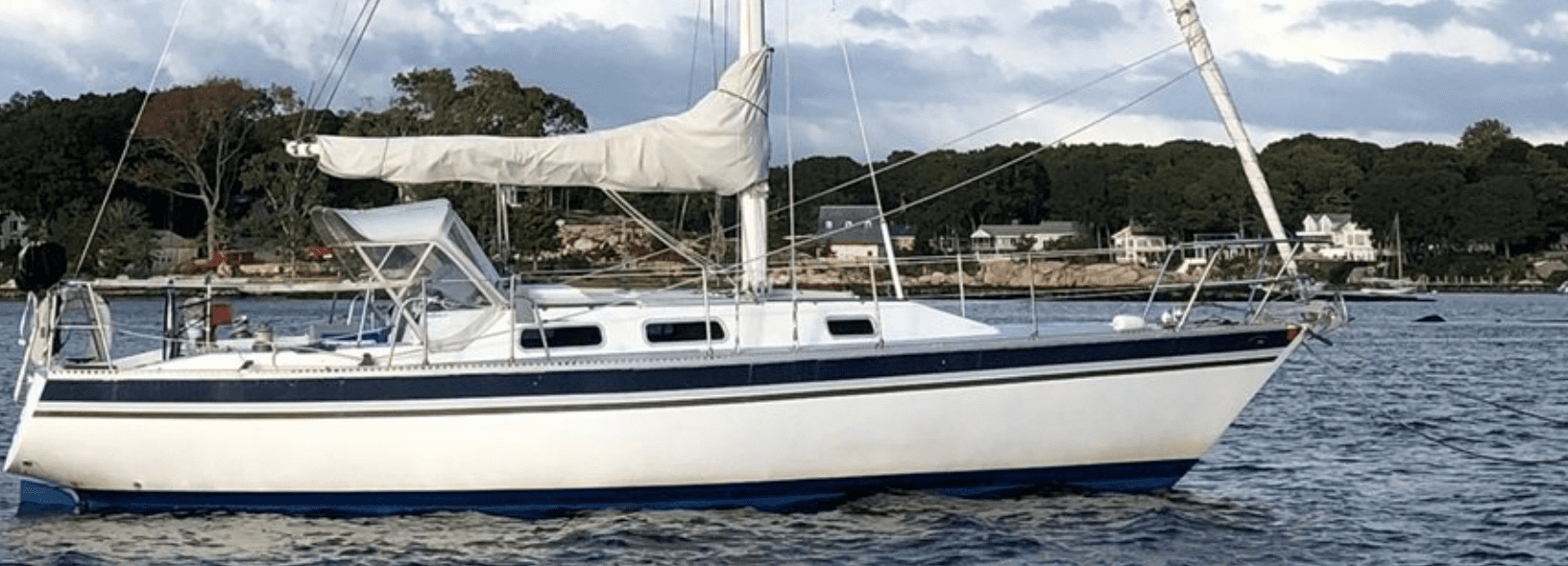 Boat at anchor using a Rocna